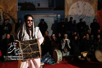 نمایش جهان با من بمیر