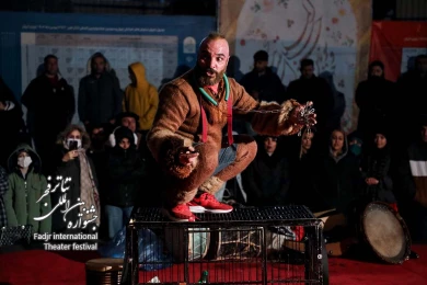 نمایش جهان با من بمیر