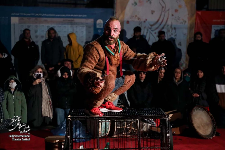 نمایش جهان با من بمیر