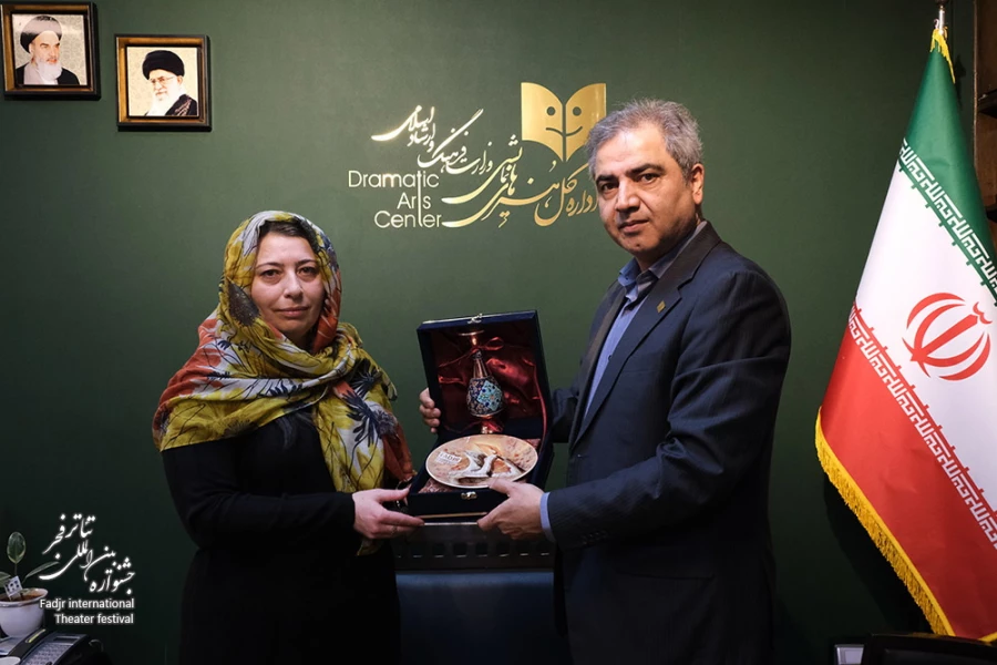 تقدیر از گروه نمایش «یک ساعت خاطره» به نویسندگی کارینه خودیکیان و کارگردانی واهه شاهوردیان