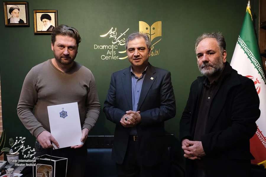 تقدیر از گروه نمایش «یک ساعت خاطره» به نویسندگی کارینه خودیکیان و کارگردانی واهه شاهوردیان