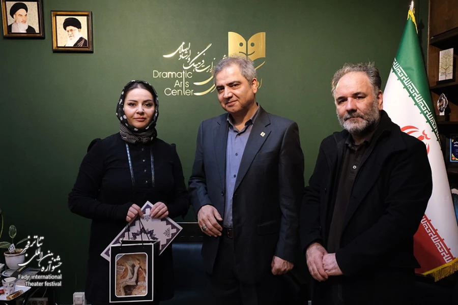 تقدیر از گروه نمایش «یک ساعت خاطره» به نویسندگی کارینه خودیکیان و کارگردانی واهه شاهوردیان