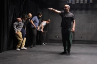 سِریجیت رامانان بازیگر و کارگردان هندی و مدرس تئاتر کارگاهِ آموزشی "شیوه‌های معاصر اجرا" مطرح کرد:

اجرای خارق‌العاده "دایره گچی قفقازی"/ آسمانِ همه‌جا، یک رنگ است/ تغییرات عظیم به واسطه تئاتر رخ داده است
