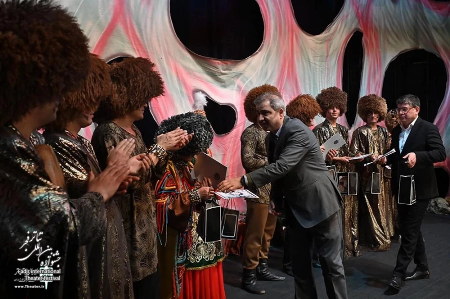 Fadjr Theater Festival honors Uzbek theater troupe